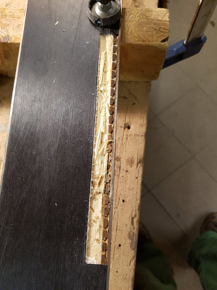 Belagsschaden bis in den Holzkern und zur Kante