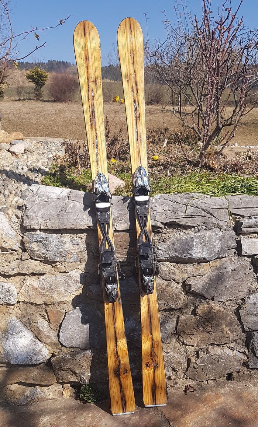 Ski mit Fichten-Altholz-Furnier aufgemöbelt