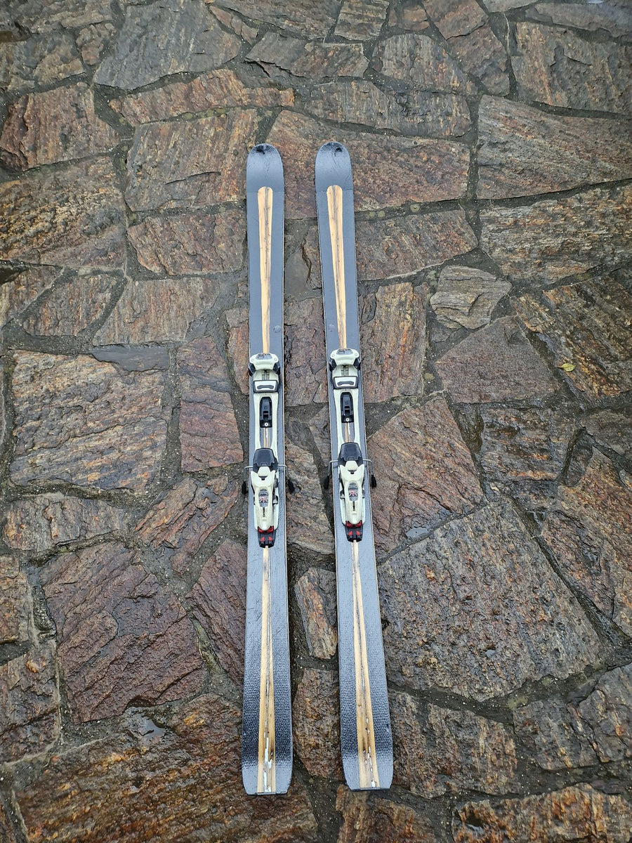 Ski mit Carbon optisch aufgewertet und verhärtet
