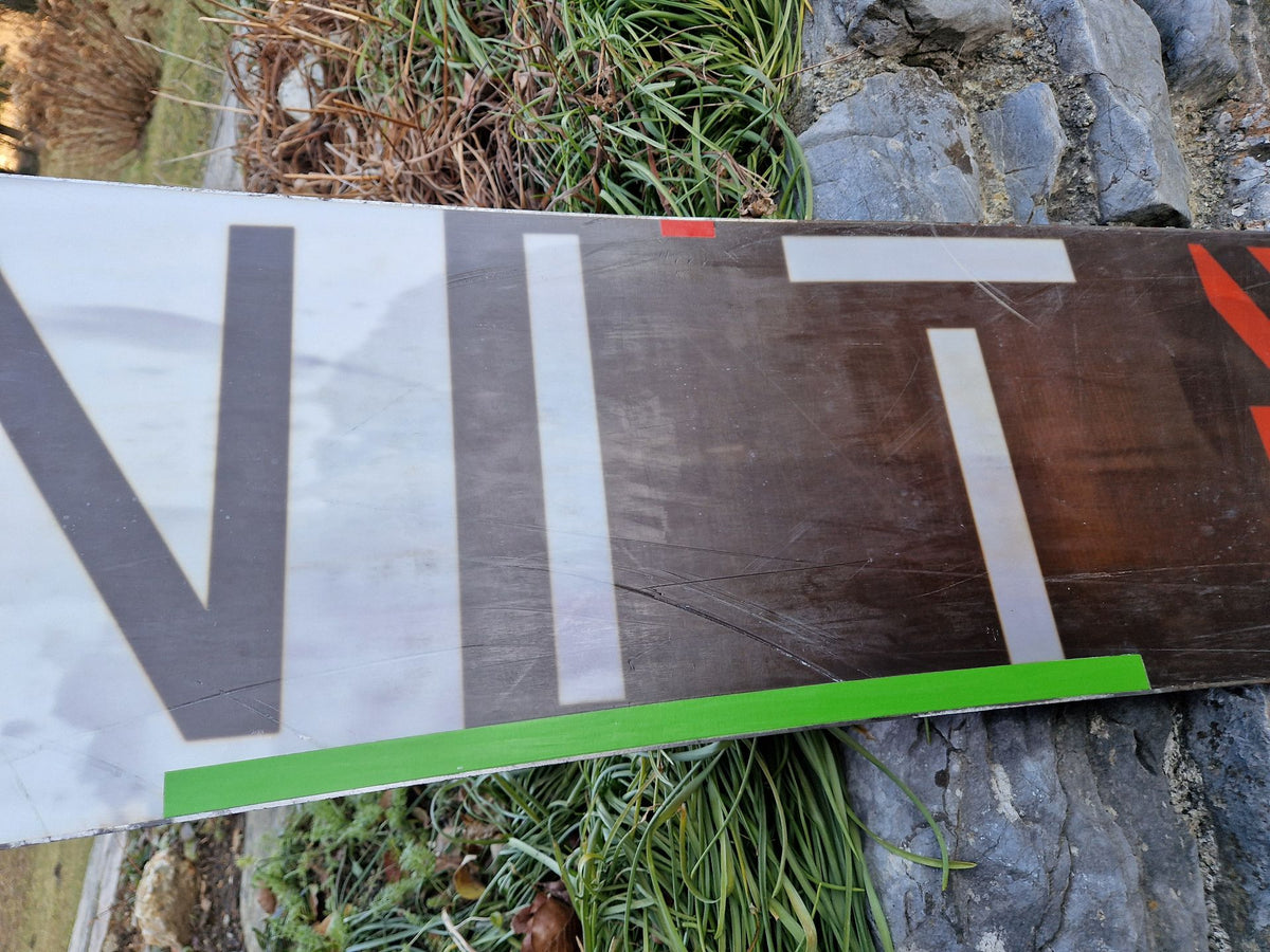 klassischer Belagsschaden bei einem Snowboard