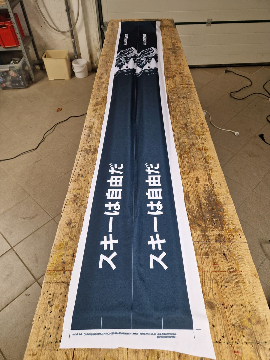 ein Augment Ski wird mit einer personalisierten Grafik mittels Vliesdruck überzogen