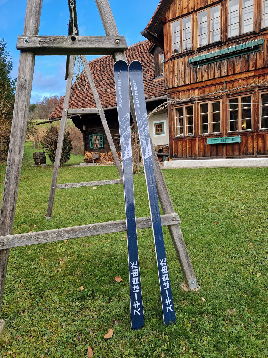ein Augment Ski, aufgemöbelt mit einer personalisierten Grafik