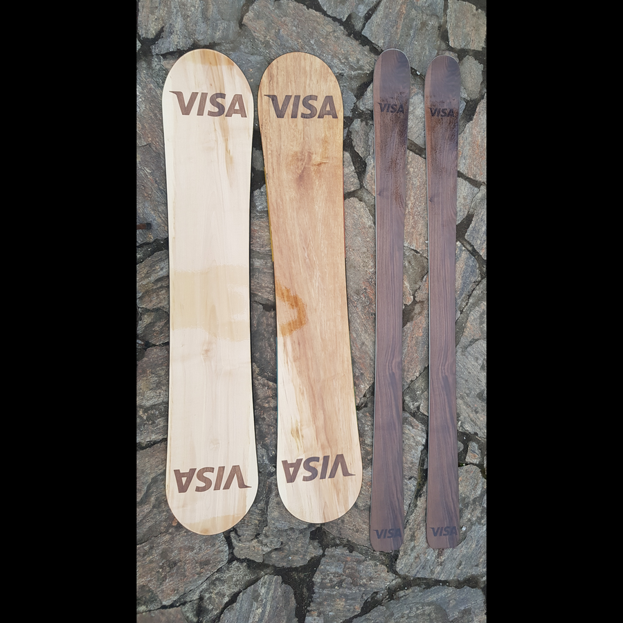 Alte Snowboards und Ski für Werbezwecke neu gebranded